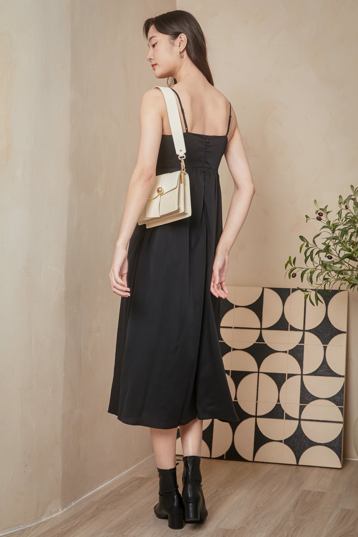 Plain Strappy Midi Dress in Black