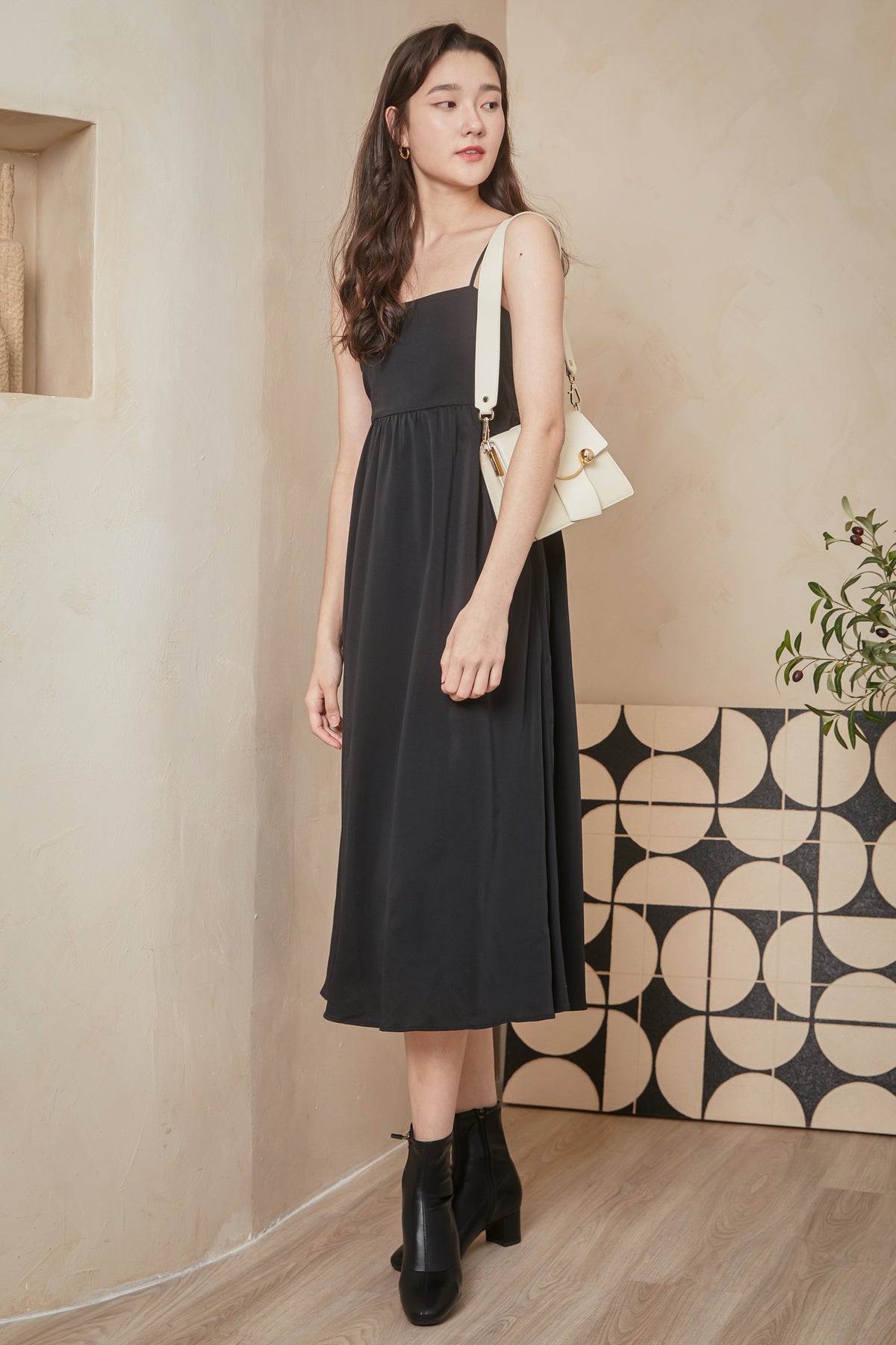 Plain Strappy Midi Dress in Black