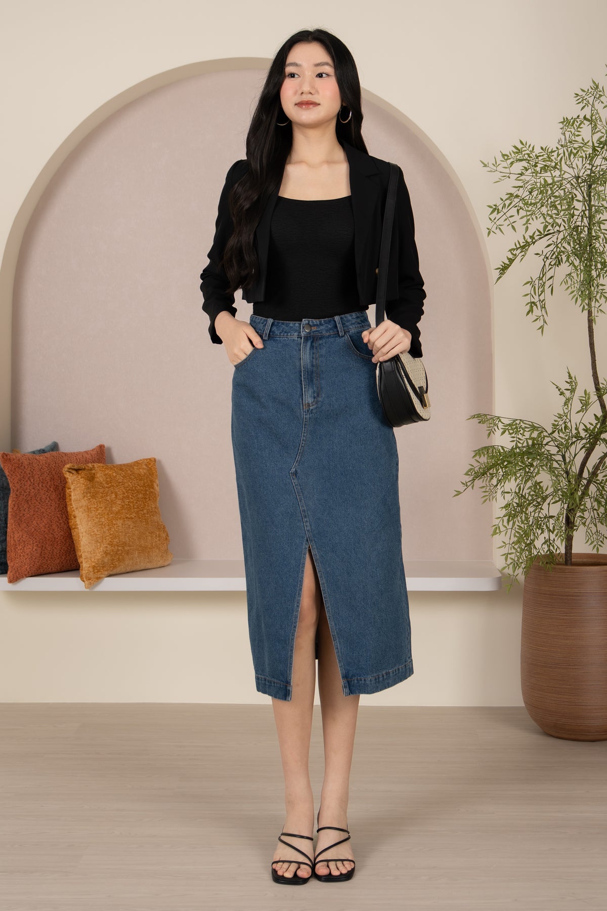 Ava Cropped Blazer in Black