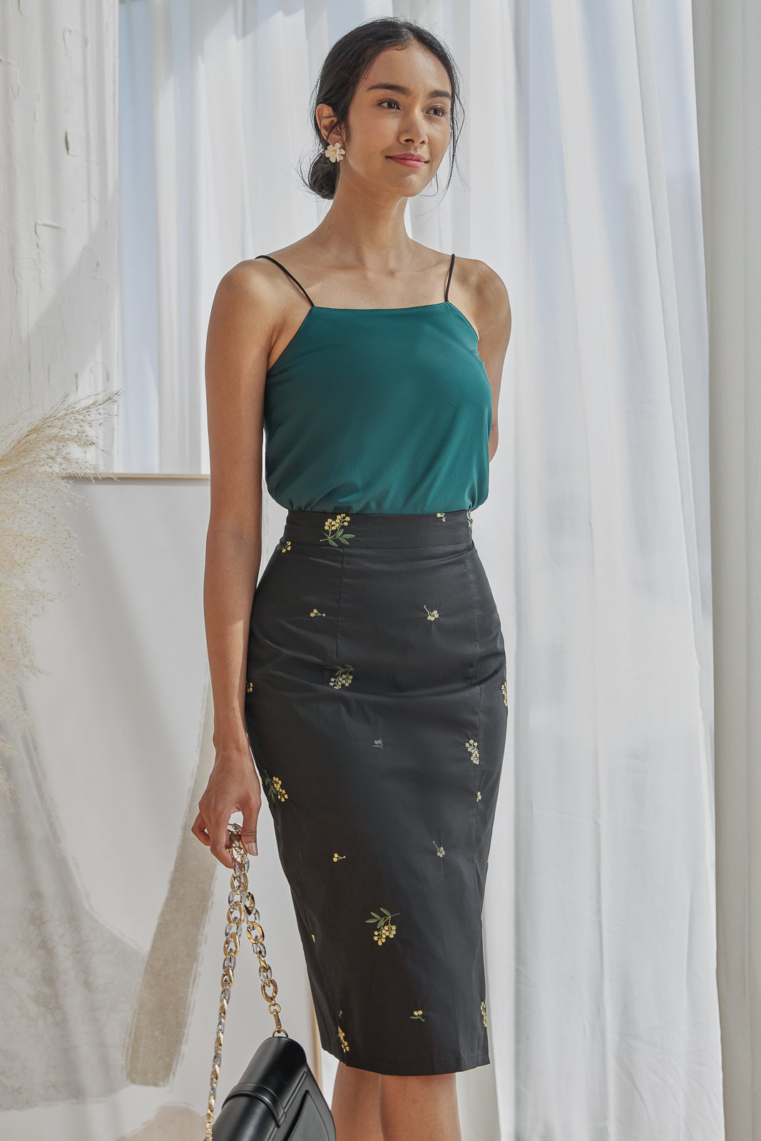Floral Embroidery Pencil Skirt in Black