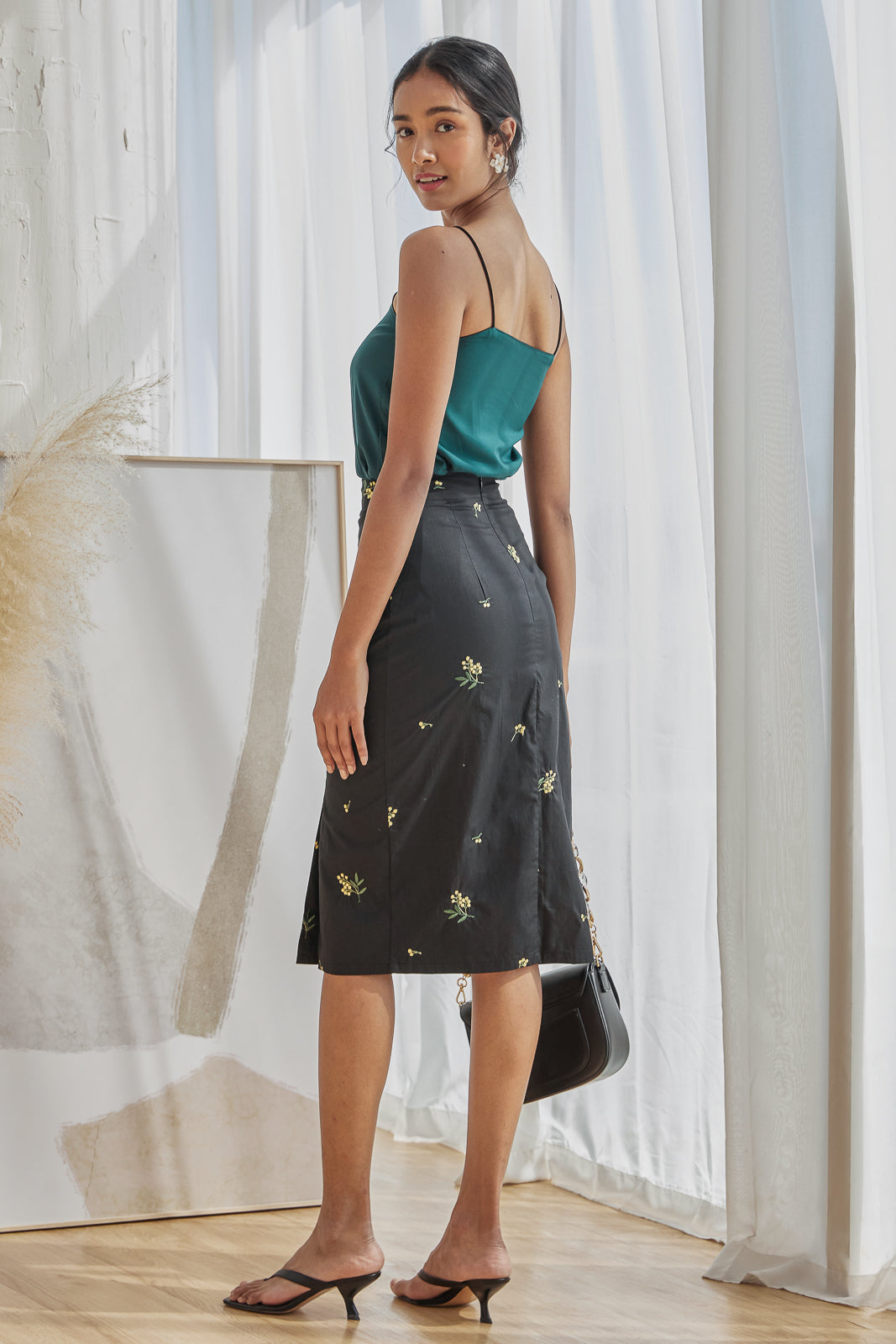 Floral Embroidery Pencil Skirt in Black