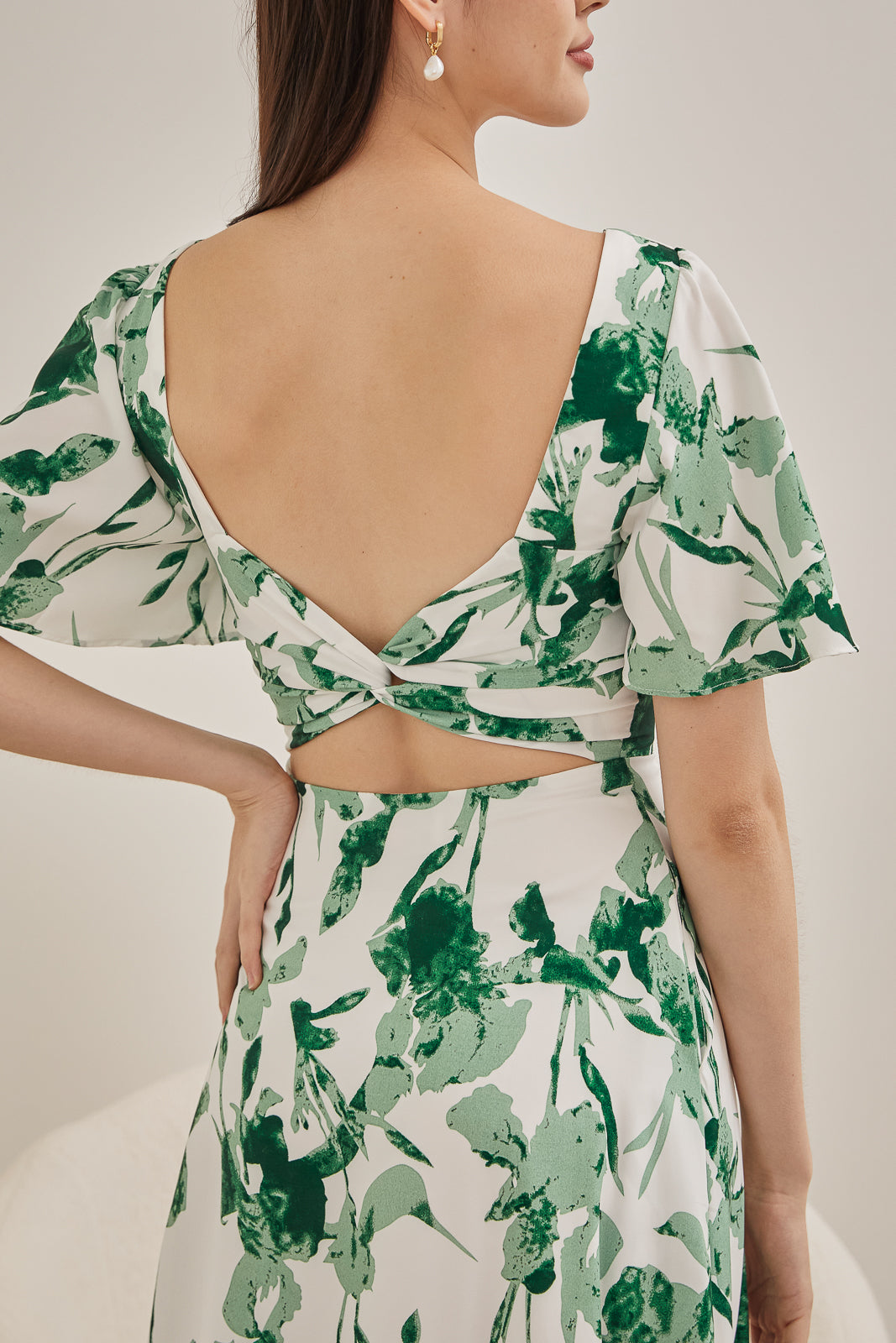 Foliage Twist-Back Flutter Sleeves Dress in Green